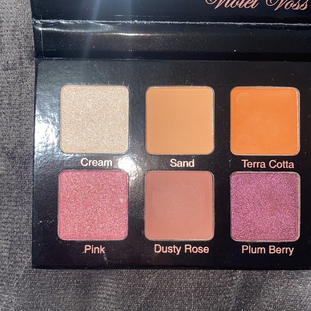🦋Violet Voss Essentials PRO series eye shadow palette! - Picture 3 of 6